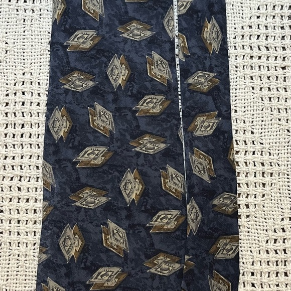 L’Homme Men’s 100% Silk Tie Navy Blue Geometric Diamond Print Classic - Picture 3 of 5